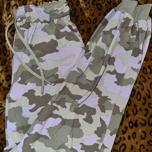 Lululemon women’s camo joggers size 6 28 “ green & lavender